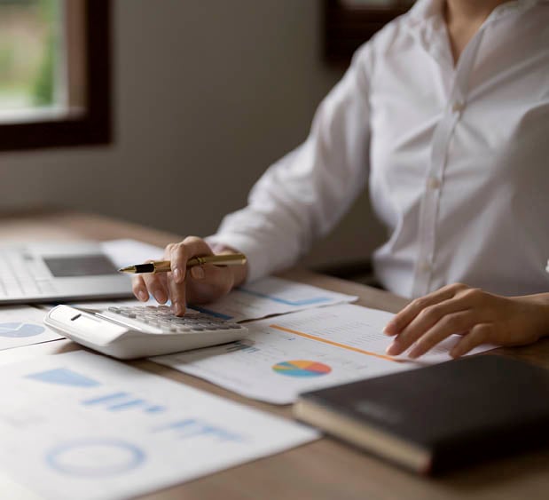 zakenvrouw met rekenmachine calculator