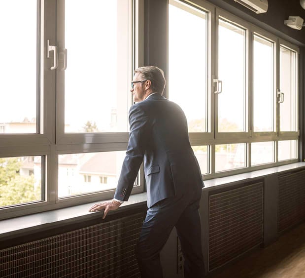 zakenman kijkt uit het raam