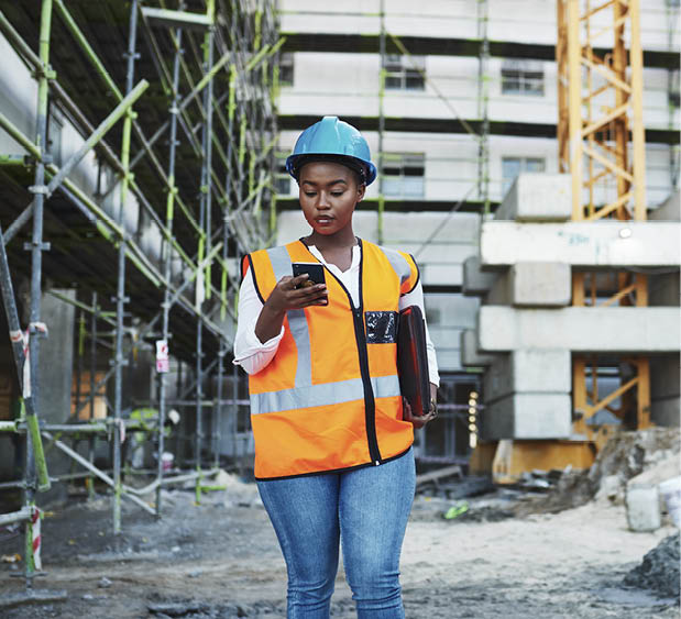 jonge vrouw met smartphone CBAM artikel