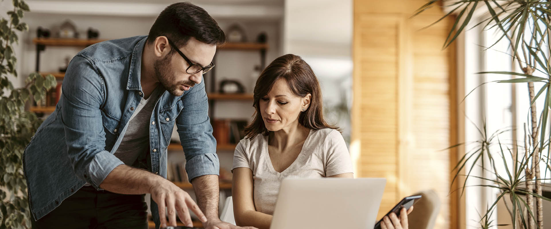 twee mensen in gesprek over papierenwerk