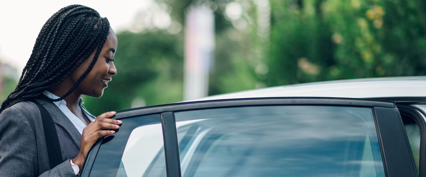 Een vakantieauto naast de auto van de zaak